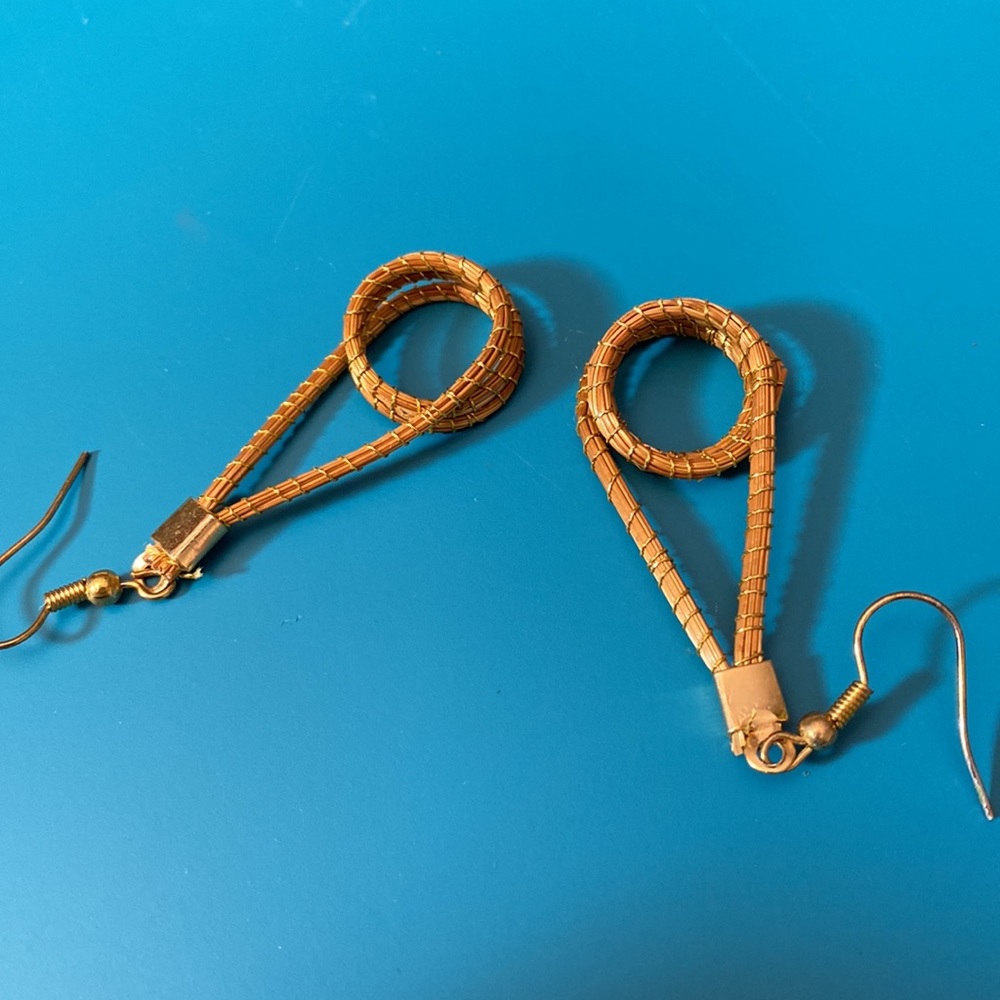 Gold twisted loop earrings - Picture 2 of 3